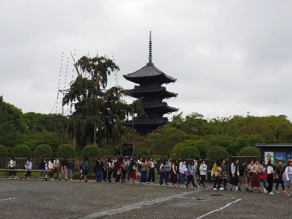 写真①東寺へ移動